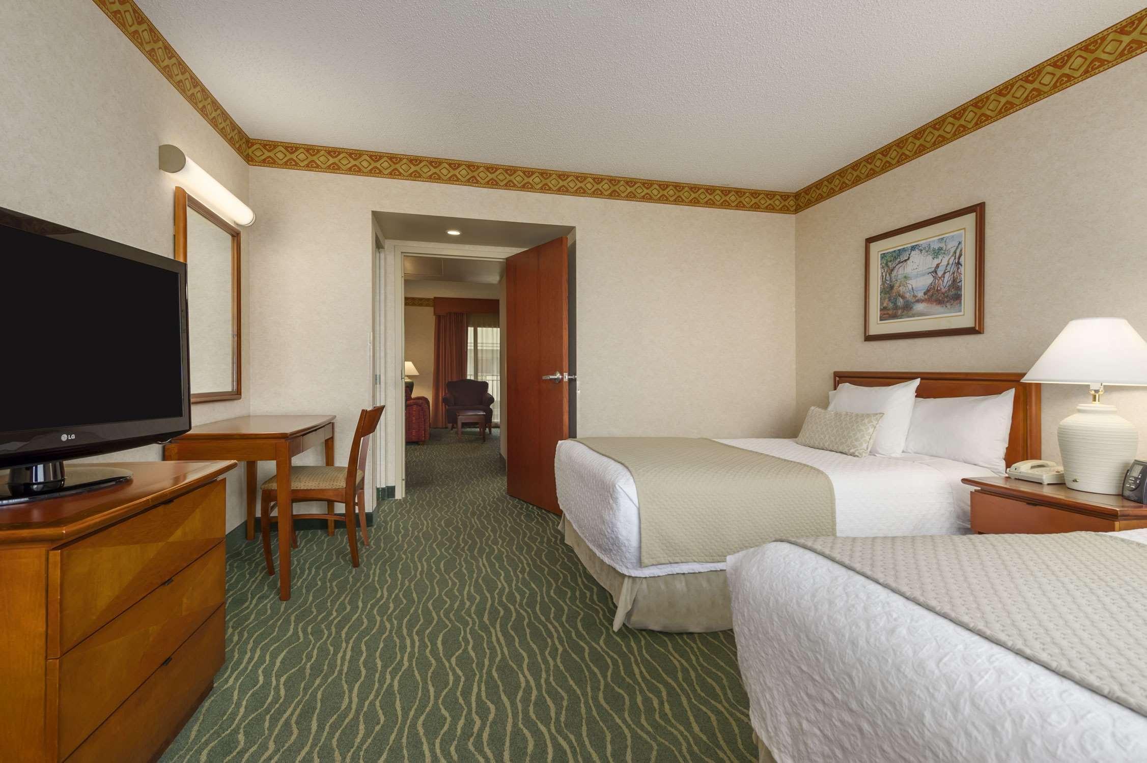 Embassy Suites By Hilton Tampa Usf Near Busch Gardens Екстер'єр фото