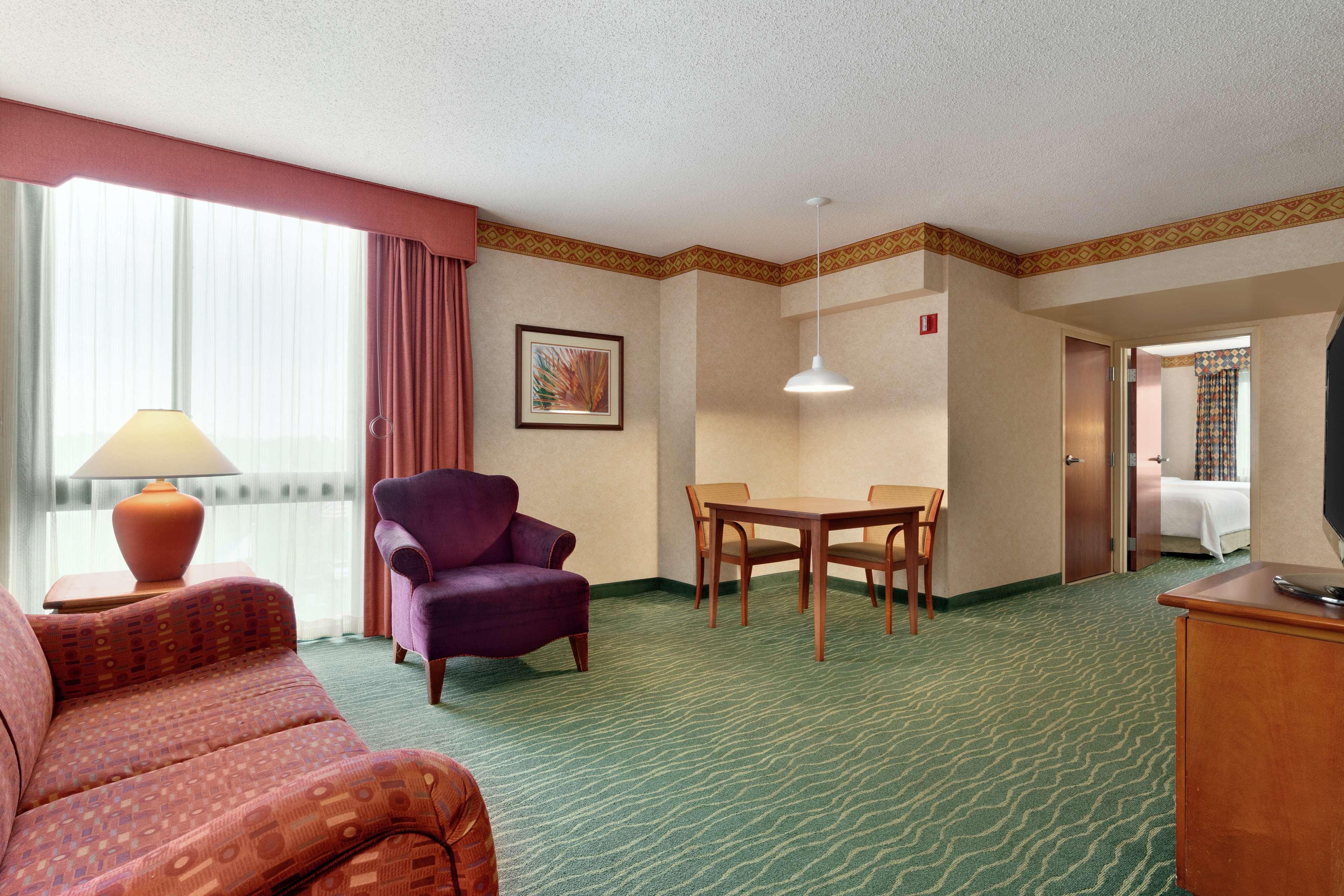 Embassy Suites By Hilton Tampa Usf Near Busch Gardens Екстер'єр фото