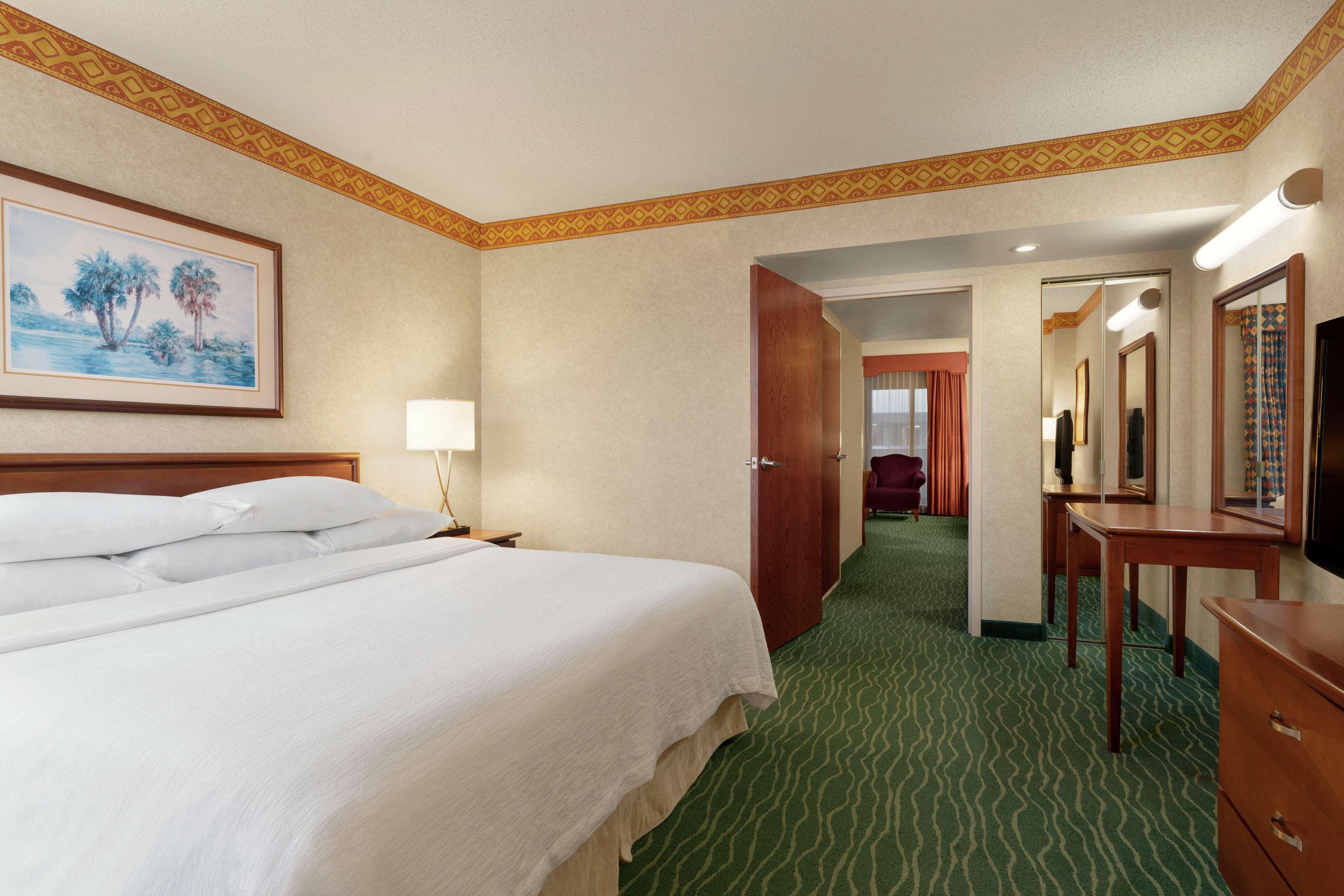 Embassy Suites By Hilton Tampa Usf Near Busch Gardens Екстер'єр фото