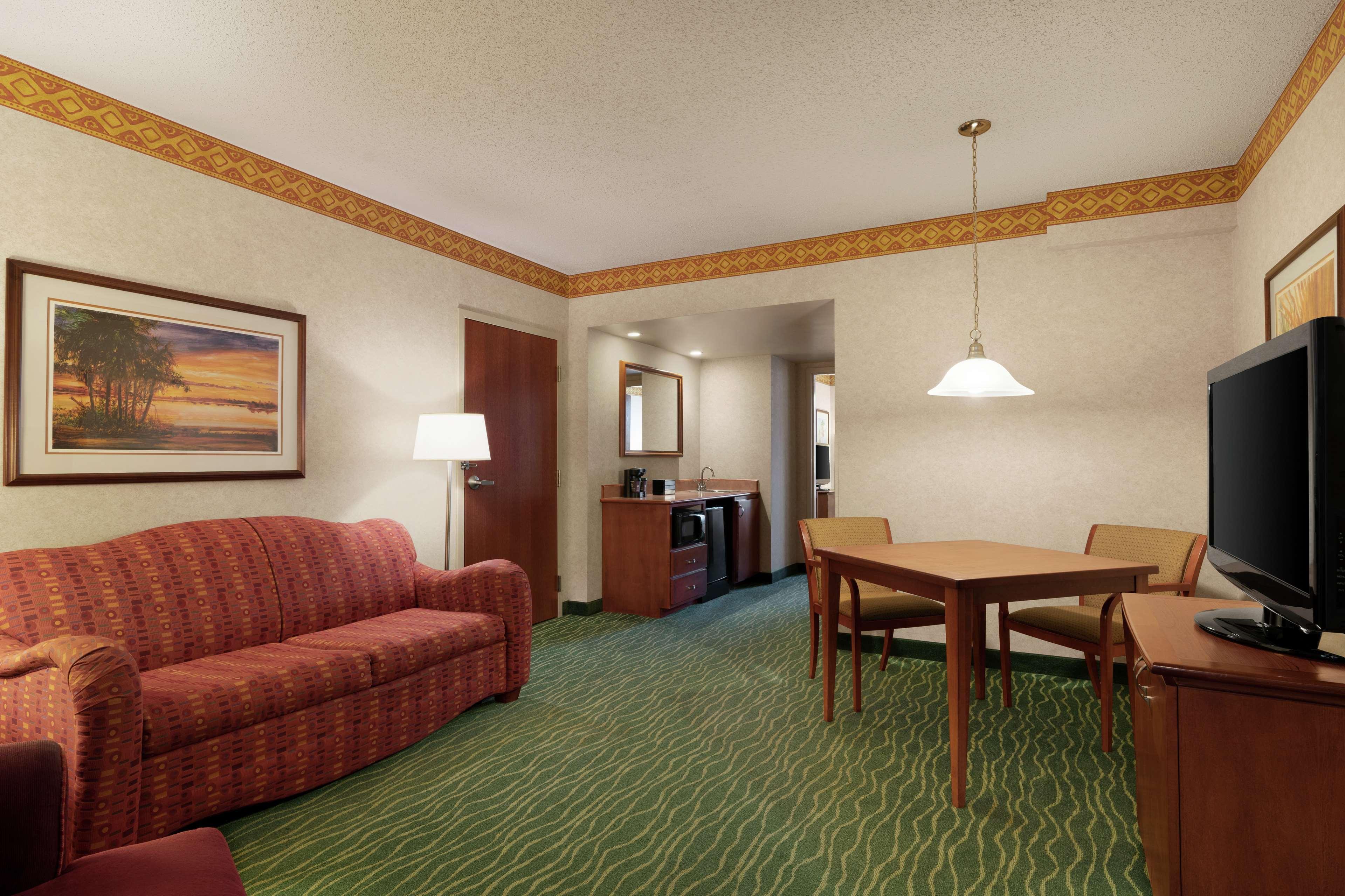 Embassy Suites By Hilton Tampa Usf Near Busch Gardens Екстер'єр фото