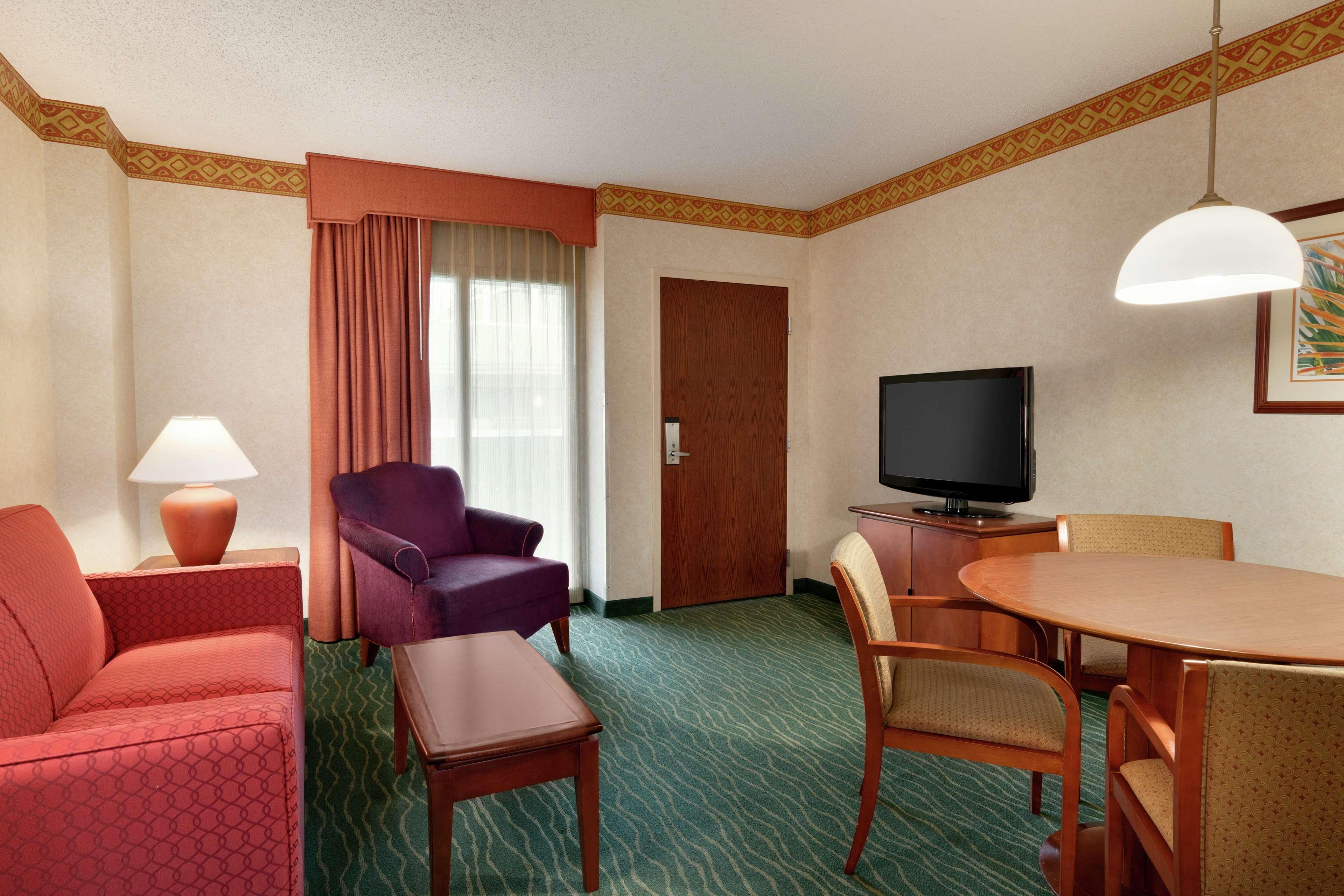 Embassy Suites By Hilton Tampa Usf Near Busch Gardens Екстер'єр фото