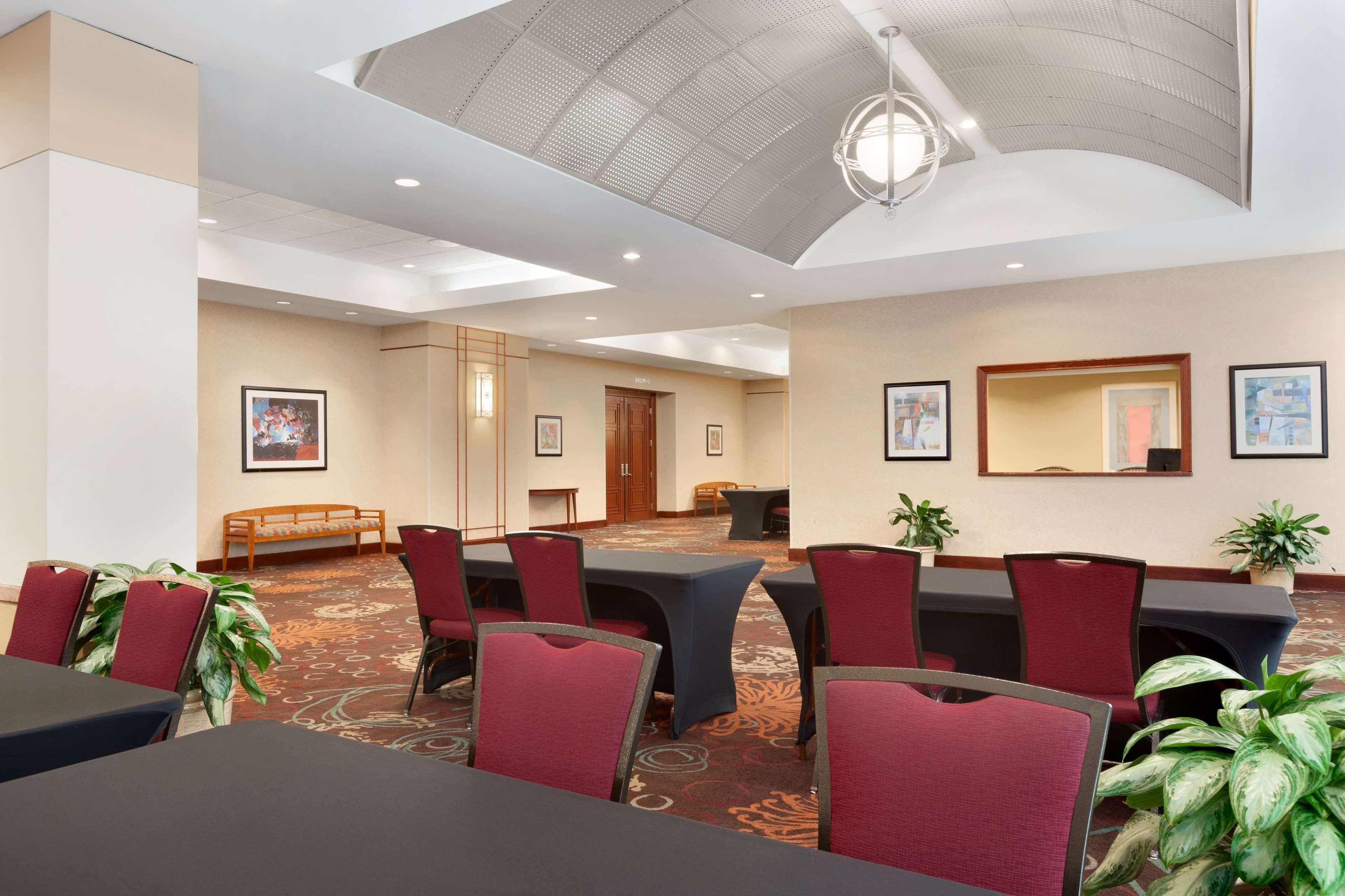 Embassy Suites By Hilton Tampa Usf Near Busch Gardens Екстер'єр фото