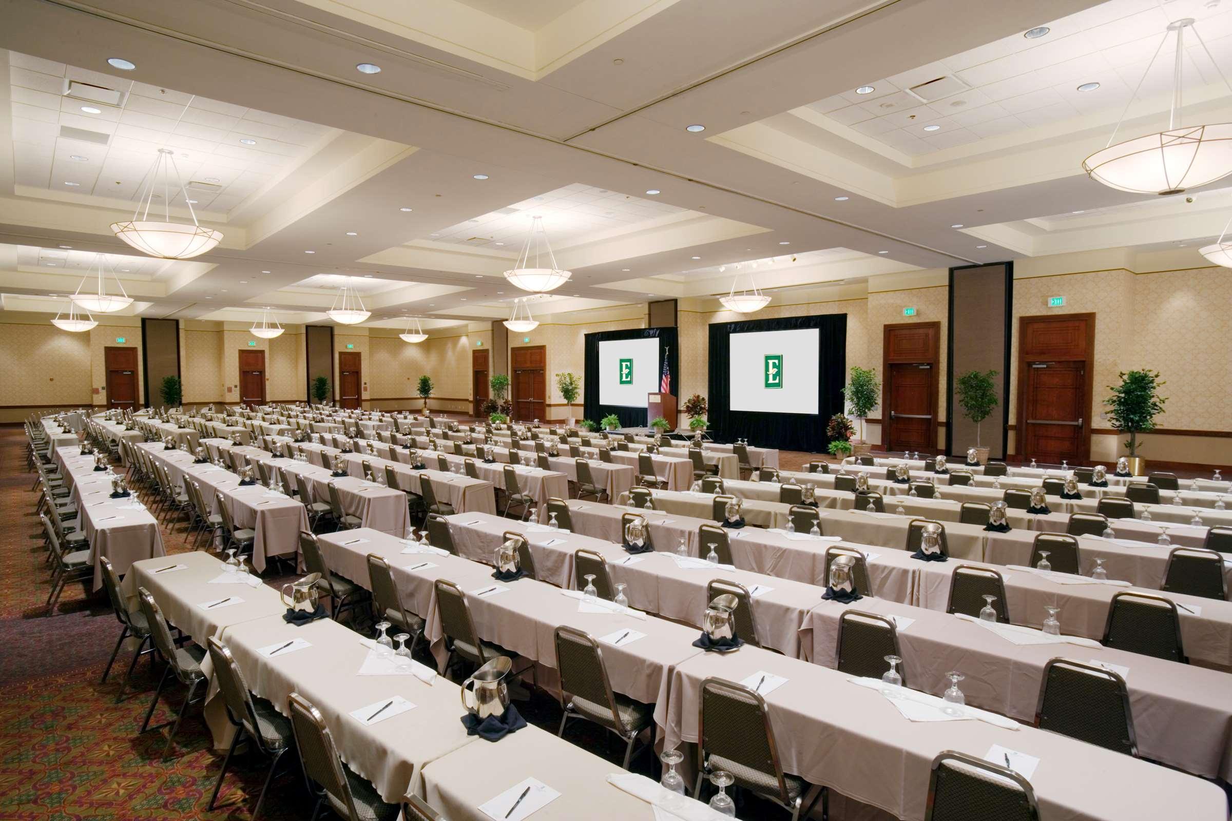 Embassy Suites By Hilton Tampa Usf Near Busch Gardens Зручності фото
