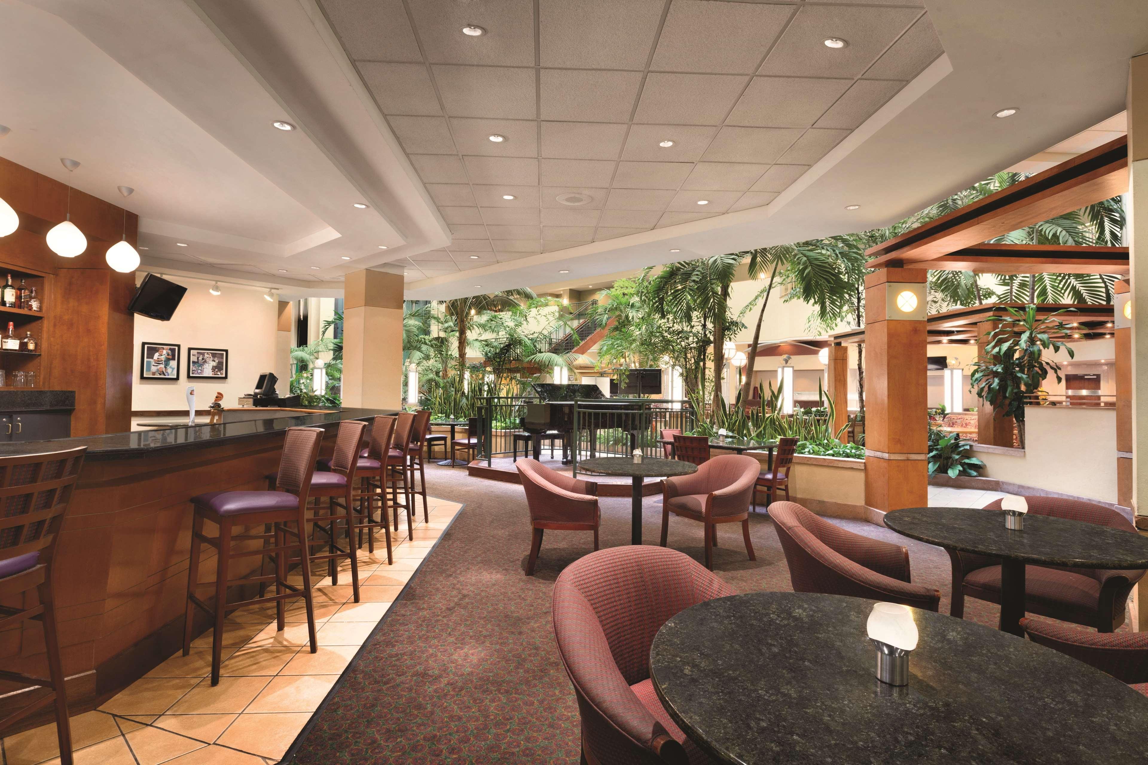 Embassy Suites By Hilton Tampa Usf Near Busch Gardens Екстер'єр фото